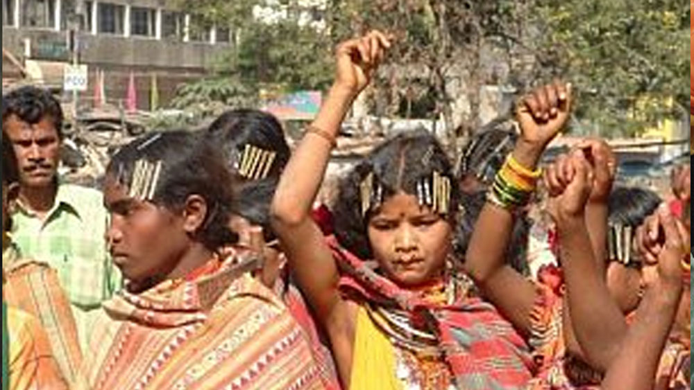 লাল চুড়ি এবং নতুন শাড়ি পরিয়ে বিয়ে সারতেন বর। তারপর সেই রাত তাঁদের একসঙ্গে ওই জঙ্গলে কাটাতে হত। গাছের উপর ঘর বেঁধে একসঙ্গে রাত কাটাতেন নবদম্পতি।