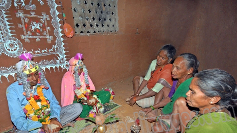 হবু বরকে নিজের সাহসিকতার প্রমাণ দিতে হত। গভীর জঙ্গল তন্ন তন্ন করে খুঁজে বার করে আনতে হত হবু কনেকে। তারপরই তাঁদের বিয়ে হত।