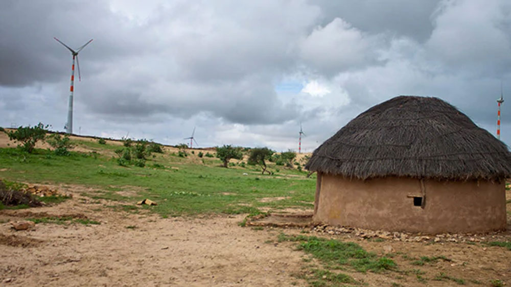 এমন রীতি এক সময় এ দেশেই ছিল। এখন জঙ্গলের অভাবে ক্রমশ হারিয়ে গিয়েছে যা। মুথুভান সম্প্রদায়ের ছেলেদের বিয়ের আগে এ ভাবেই জীবন বাজি রেখেই বউ খুঁজে আনতে হত।