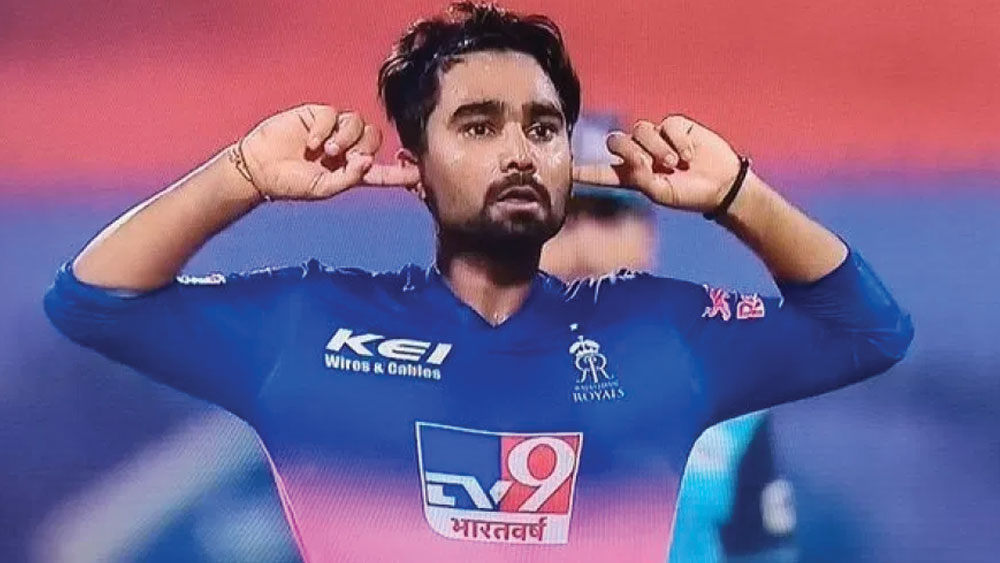 ইংল্যান্ডের বিরুদ্ধে টি২০ সিরিজে প্রথম একাদশে তাঁকে দেখা যাবে কি না তা স্পষ্ট নয়। তবে সুযোগ পেলে যে তিনিও তৈরি তা বুঝিয়ে দিয়েছেন বিজয় হজারে ট্রফিতে।