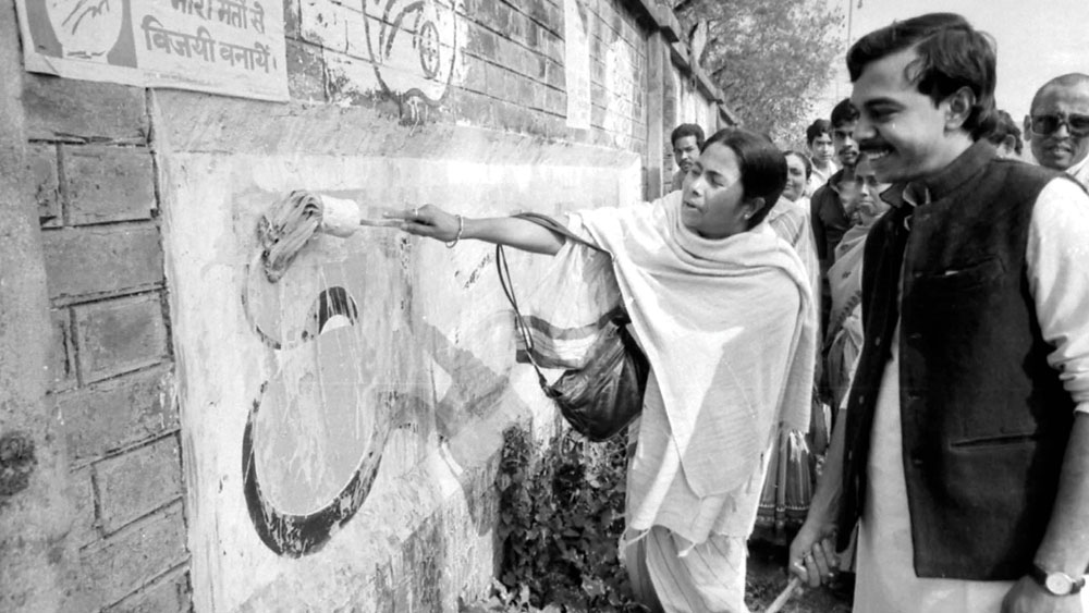 ৩ দশক আগে। দেওয়াল লিখনের প্রস্তুতিতে হাত লাগিয়েছেন কংগ্রেসের যুবনেত্রী, লোকসভা ভোটের প্রার্থী মমতা বন্দ্যোপাধ্যায়। 