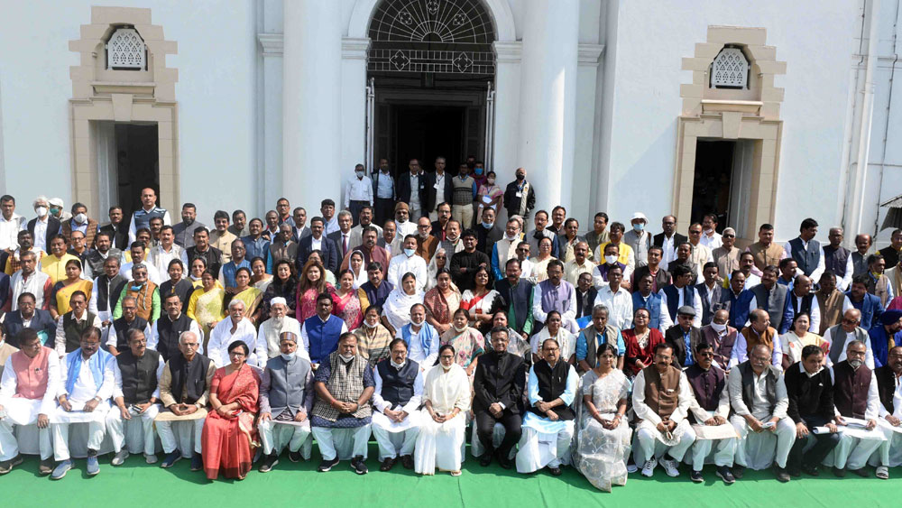 ৮ ফেব্রুয়ারি ২০২১ বিদায়ী বিধানসভার শেষ দিনের ছবি। ২০১৬-র বিধানসভা নির্বাচনে জিতে মহিলা বিধায়ক হন ৪১ জন।