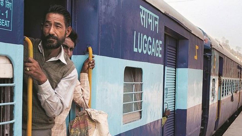 পরিযায়ী শ্রমিকরা আসতে থাকলেন। বামপন্থী বুদ্ধিতে— সব কিছুতে রাজনীতিতে তৎপর কিছু শিল্পী বানালেন দেবী দুর্গা পরিযায়ী শ্রমিক জননী...। 