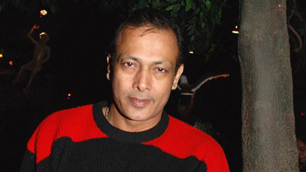 যে হেমন্ত এক সময় তাঁর রূপ এবং ব্যক্তিত্বের জন্য জনপ্রিয় হয়ে উঠেছিলেন, আজকের হেমন্তের সঙ্গে তাঁর কোনও মিল খুঁজে পাওয়া যায় না। হেমন্ত পুরোপুরি বদলে গিয়েছেন। মাথার চুল প্রায় সব পড়ে গিয়েছে। চোখেমুখে সেই নিরীহ ভাবও নেই।