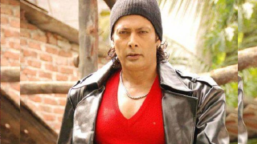 শুধু তাই নয় হেমন্তের বিরুদ্ধে একাধিক বিতর্কিত খবর সামনে আসতে শুরু করে। ২০১২ সালে স্ত্রী রেশমা তাঁর বিরুদ্ধে মত্ত অবস্থায় শারীরিক নির্যাতনের অভিযোগ করেন। ওই সময়ে বন্ধুদের সঙ্গে, প্রতিবেশীদের সঙ্গেও বারবারই তাঁর ঝামেলায় জড়িয়ে পড়ার খবর শোনা যেত।