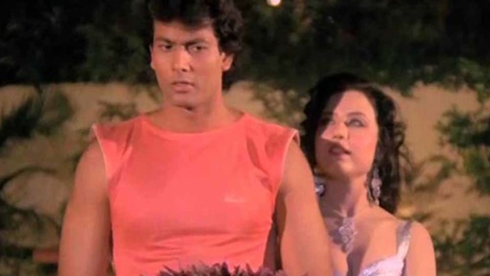 ফলে ক্রমশ আর্থিক সমস্যাও দেখা দিতে শুরু করে। তার উপর ২০০৫ সালে এক মহিলা তাঁর বিরুদ্ধে শ্লীলতাহানির অভিযোগ করেন। ওই মহিলা হেমন্তের অপরিচিত ছিলেন। মহিলার অভিযোগ ছিল, তাঁকে দেখে হেমন্ত প্রকাশ্য রাস্তাতেই কুমন্তব্য করেন এবং শ্লীলতাহানি করেন। এই অভিযোগ সামনে আসার পর হেমন্তের কেরিয়ারে বড় আঘাত নেমে আসে।