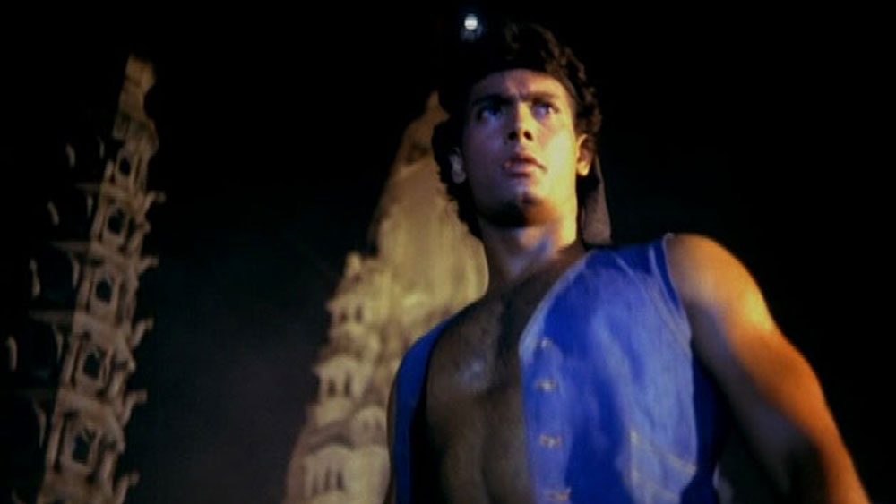 তাই পরিচালক স্থির করে যত দিন না মিঠুনের ব্যস্ততা কাটে তিনি অন্য ধরনের ছবি করবেন। প্রাণীদের উপর ছবির করার মনস্থির করেন। যার জন্য নতুন মুখের খোঁজ শুরু হয়। প্রহরারত হেমন্তকে পছন্দ হয়ে যায় তাঁর। হেমন্তের মুখের নিরীহ ভাব এবং দীর্ঘ শরীর, মজবুত কাঁধ— ঠিক এ রকমই ‘টারজান’ খুঁজছিলেন তিনি।