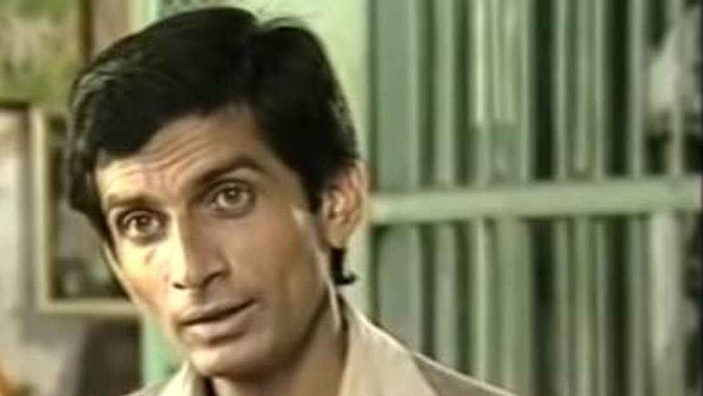 পুণে শহরে মোহনের জন্ম ১৯৫৩ সালের ৭ নভেম্বর। কলেজজীবন থেকেই তিনি অভিনয়ে আগ্রহী ছিলেন। ধীরে ধীরে নিজের জায়গা তৈরি করে নেন মরাঠি নাটকের জগতে। নাটকে অভিনয়ের স্বীকৃতিস্বরূপ পুরস্কৃতও হয়েছিলেন তিনি। নাটকের দলে থাকতে থাকতেই সুযোগ আসে টেলিভিশনে অভিনয়ের।