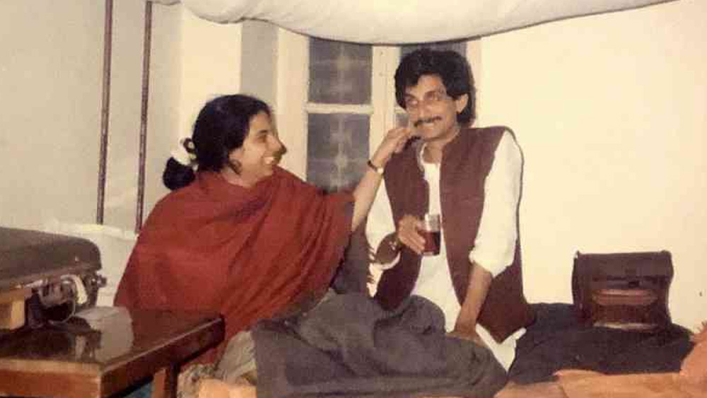 ধারাবাহিকে যোগীর স্ত্রীর ভূমিকায় অভিনয় করেছিলেন শুভাঙ্গী সঙ্গভী। সে সময় তাঁরা প্রণয়ের সম্পর্কে ছিলেন। যোগীর কাছে কাছে থাকবেন বলে শুভাঙ্গী রোজই আসতেন সেটে। কাজ করতেন প্রোডাকশনে। তাঁর অভিনয় করার কথা ছিলই না। কিন্তু শেষ অবধি শিকে ছিঁড়ল তাঁর ভাগ্যেই।