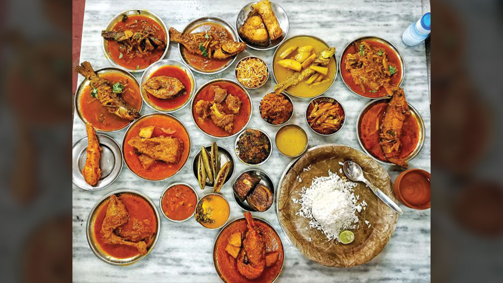 ইলিশ থেকে মৌরলা মাছের ঝাল সবই পাবেন মেনুতে।