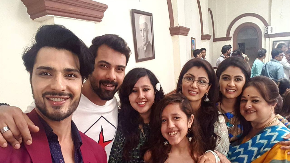 নেটমাধ্যমে খুবই জনপ্রিয় ঝনক। পরিবারের সদস্য এবং বন্ধুবান্ধবদের সঙ্গে নিজের ছবি প্রায়ই শেয়ার করেন সেখানে। অনুগামীর সংখ্যাও কম নয়। অভিনয় না করলেও নিজের জীবন উপভোগ করেছন ঝনক।