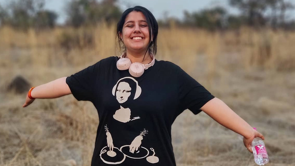 কিন্তু তার পরেও মনে হয়েছিল, কিছু একটা বাদ থেকে যাচ্ছে জীবন থেকে। তিনি স্বস্তি পেতে চেয়েছিলেন। দম ফেলার সেই ফুরসৎটুকু পেতেই সরে গিয়েছিলেন টিনসেল টাউন থেকে। তাঁর সিদ্ধান্তকে সমর্থন করেছিলেন বাবা মা-ও।