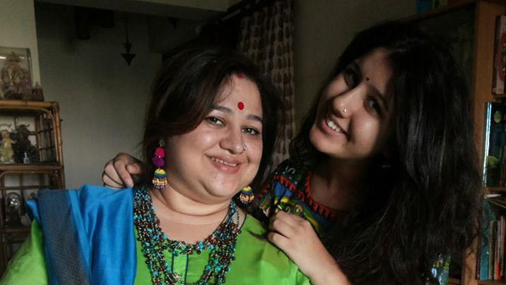 ঝনকের মা সুপ্রিয়া এখনও অভিনয় করেন। কিন্তু মেয়ের উড়ান থেমে গিয়েছে মাঝপথেই।       