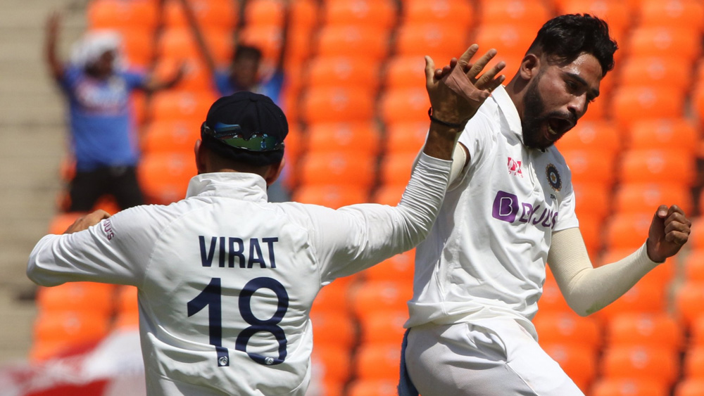 সরাসরি: জোড়া উইকেট নিলেন সিরাজ, অক্ষর, অর্ধ শতরান করে আউট বেন স্টোকস