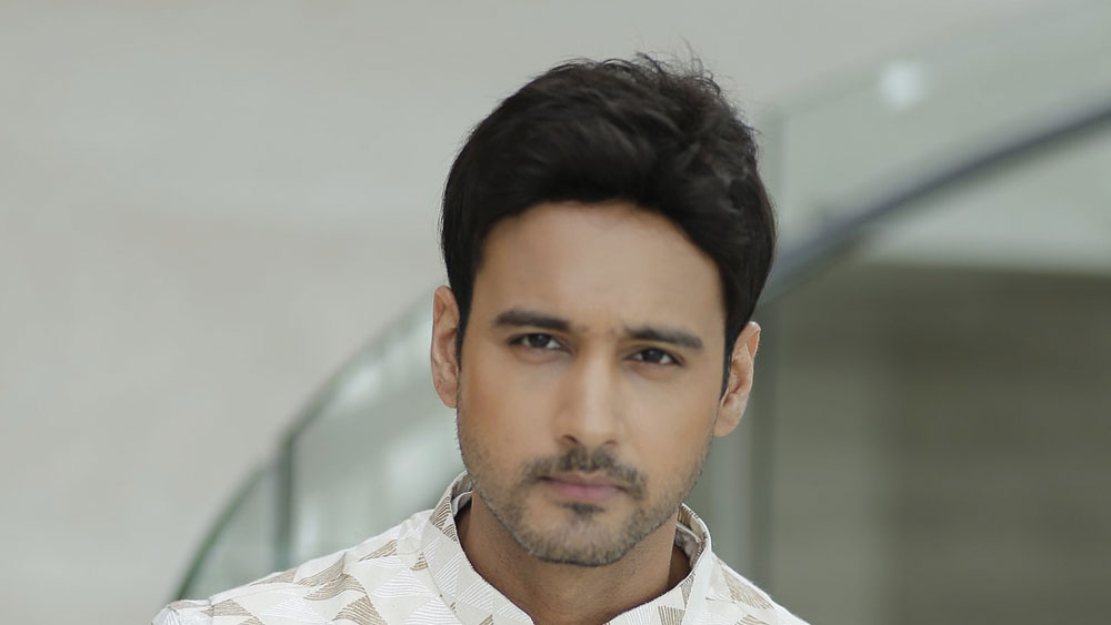 যশ দাশগুপ্ত- রাজনৈতিক মঞ্চে খুব একটা দেখা যেত না যশ দাশগুপ্তকে। তবে পশ্চিমবঙ্গে বিধানসভা ভোটের আগে গত ১৭ ফেব্রুয়ারি বিজেপি-তে নাম লিখিয়েছেন অভিনেতা। রাজনীতিতে পা দেওয়ার আগেই তৃণমূল সাংসদ ও অভিনেত্রী নুসরত জাহানের সঙ্গে তাঁর ‘বিশেষ বন্ধুত্ব’ নিয়ে অনেক জলঘোলা হয়েছে টলি-পাড়ায়। তার পরে দেখা গেল তিনি গেরুয়া ঝাণ্ডা হাতে নিয়েছেন। তাই তাঁদের সম্পর্কের সমীকরণ নিয়ে কৌতূহল বেড়েছে। 