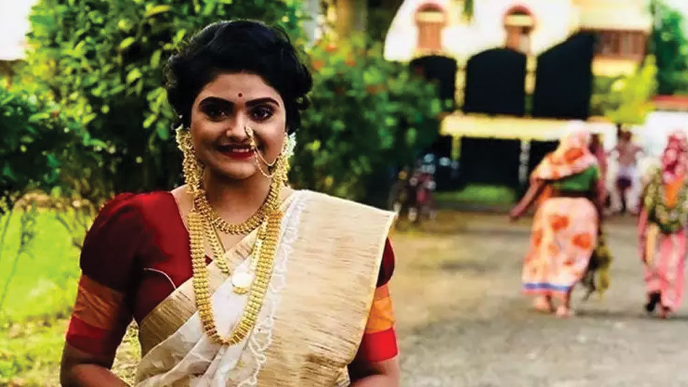 শ্রীতমা ভট্টাচার্য- ‘মা’ ধারাবাহিকের ‘ঝিলিক’ নামে পরিচিত তিনি। অভিনয় করেছেন ‘ইচ্ছেনদী’ ধারাবাহিকেও। ছোট পর্দার সহকর্মী সৌপ্তিক এবং রণিতার সঙ্গে একই দিনে তৃণমূলে নাম লিখিয়েছিলেন অভিনেত্রী।