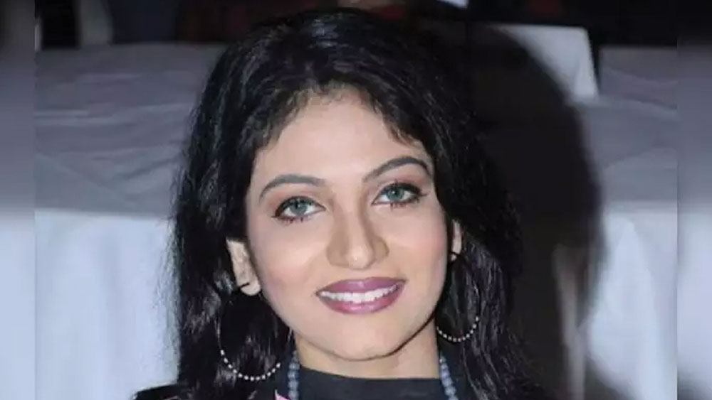 সৌমিলি বিশ্বাস- ‘জয় বাবা লোকনাথ’ ধারাবাহিকের নায়িকা সৌমিলি ১৭ ফেব্রুয়ারি বিজেপি-তে নাম লিখেয়েছেন। পাপিয়া অধিকারী, যশ দাশগুপ্তের সঙ্গে একই দিনে গেরুয়া পতাকা হাতে তুলে নিয়েছেন অভিনেত্রী।