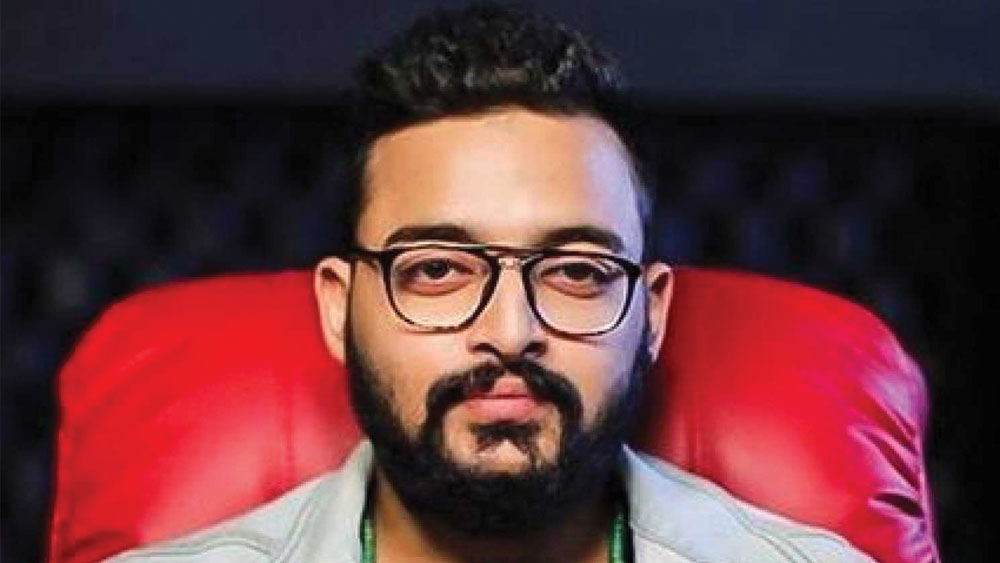 সৌরভ দাস- ওয়েব সিরিজের সুবাদে সৌরভ দাস পরিচিত ‘মন্টু পাইলট’ নামে। গত ২২ জানুয়ারি ঘাসফুল শিবিরে আনুষ্ঠানিক ভেবে নাম লেখান সৌরভ। তিনি তৃণমূলে যোগদানের পরেই একটি ভিডিয়ো ভাইরাল হয় নেটমাধ্যমে। সেখানে অভিনেতা তাঁর বোনের সঙ্গে ‘নোংরামি’ করছেন বলে দাবি করেন নেটাগরিকদের একাংশ। এর পরেই কুরুচিকর মন্তব্য, মিম, ট্রোল ধেয়ে আসে অভিনেতার দিকে।