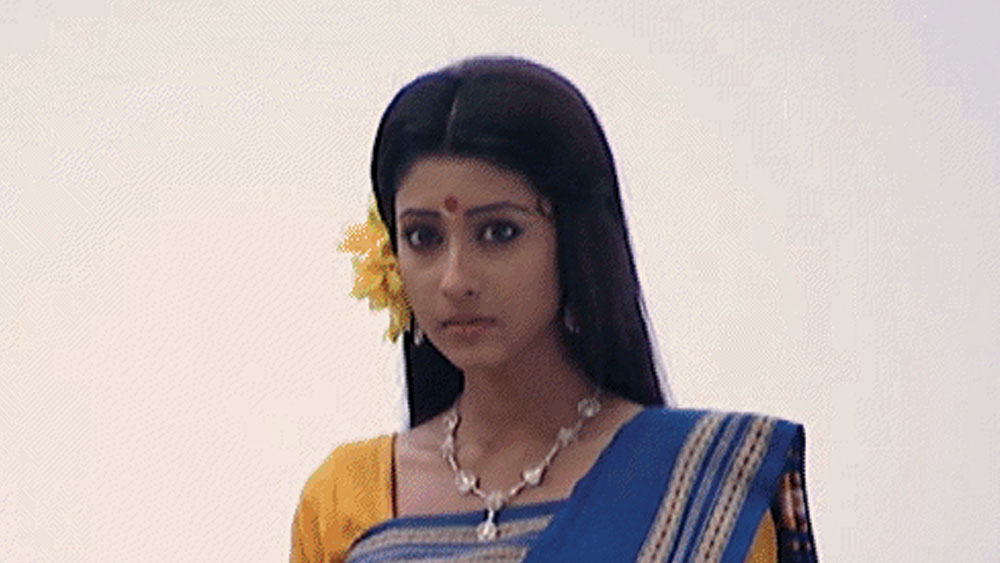 লাভলি মৈত্র- ‘মোহর’ এবং ‘জলনূপূর’ ধারাবাহিকে অভিনয় করেছেন লাভলি। টেলিপাড়ায় জনপ্রিয় মুখ দীপঙ্কর দে ও ভরত কলের সঙ্গেই তৃণমূলে নাম লেখালেন তিনি। তৃণমূল ভবনে রাজ্যের মন্ত্রী ব্রাত্য বসু ও অভিনেতা সোহম চক্রবর্তীর হাত থেকে দলীয় পতাকা নেন তিনি।