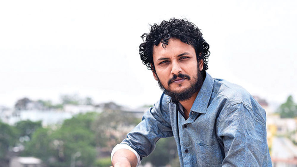 কৌশিক রায়- বরাবরই রাজনীতিতে আসার ইচ্ছা ছিল অভিনেতার। এক সময়ে বামপন্থী হিসেবে পরিচিত অভিনেতা নিজের জেলা, নিজের শহরের জন্য কাজ করতে গেরুয়া শিবিরকে বেছে নিয়েছেন এ বারে। গত ২৯ জানুয়ারি বিজেপি-র পতাকা হতে তুলে নেন তিনি। অভিনেতা যে একজন ভাল নেতাও হতে পারেন, সেটাই প্রমাণ করে দিতে চান ‘খড়কুটো’-র সৌজন্য।