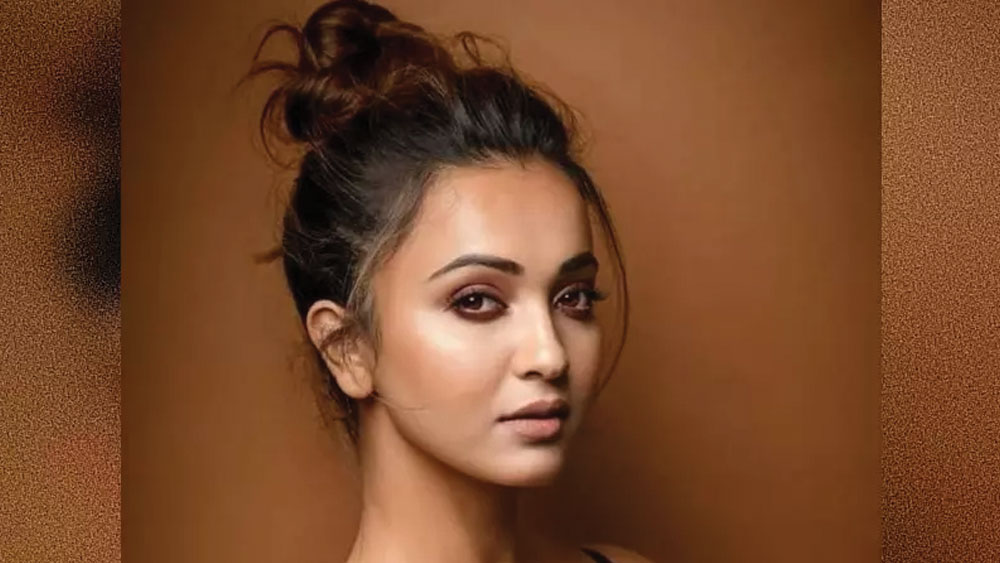 কৌশানী মুখোপাধ্যায়- ‘পারব না আমি ছাড়তে তোকে’ খ্যাত অভিনেত্রী গত ২৪ ফেব্রুয়ারি ঘাসফুলে নাম লিখিয়েছেন। ছোট থেকেই মমতা বন্দ্যোপাধ্যায়ের ভক্ত বলে জানিয়েছেন নায়িকা। এর আগে বিভিন্ন অনুষ্ঠানে মমতা বন্দ্যোপাধ্যায়ের সঙ্গে দেখা যেত তাঁকে। এ বার আনুষ্ঠানিক ভাবে তৃণমূলে যোগ দিলেন তিনি।