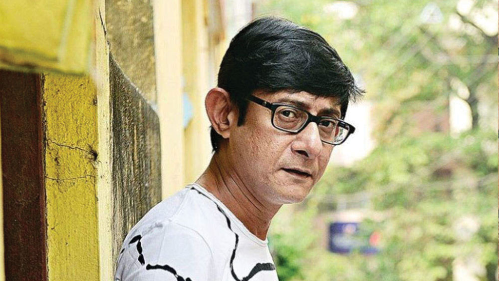 কাঞ্চন মল্লিক- অভিনেতার ৩ পুরুষের বাস কালীঘাটে। ছোট থেকেই মুখ্যমন্ত্রী এবং তাঁর পরিবারকে চেনেন কাঞ্চন। তিনি মনে করেন, অনেকেই নিজের ভবিষ্যৎ গুছিয়ে নিয়ে প্রকৃত কাজের সময় মুখ্যমন্ত্রীর পাশ থেকে সরে গিয়েছেন। তাই এমন সময়ে মমতা বন্দ্যোপাধ্যায়ের পাশে দাঁড়ানোর সিদ্ধান্ত নিয়েছেন বলে জানিয়েছেন অভিনেতা।