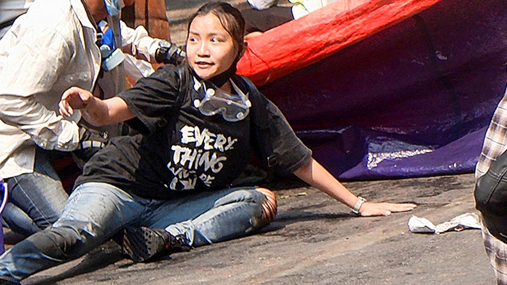 গুলি লাগার আগে সেই টি-শার্ট পরে বিক্ষোভে এঞ্জেল। বুধবার ম্যান্ডালের রাস্তায়। 