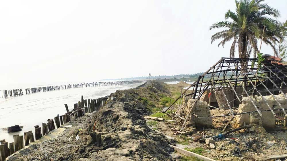 সাগরে বহু জায়গায় সমুদ্র বাঁধের অবস্থা এখনও এমনই। নিজস্ব চিত্র।