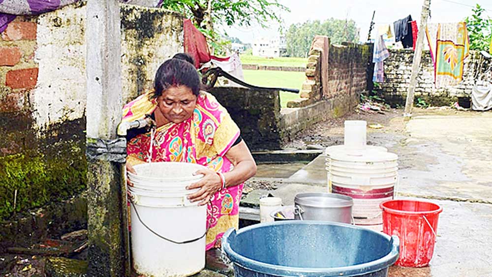 আরামবাগের বেনেপুকুরে পানীয় জলের যন্ত্রণা মিটল না। —নিজস্ব চিত্র।