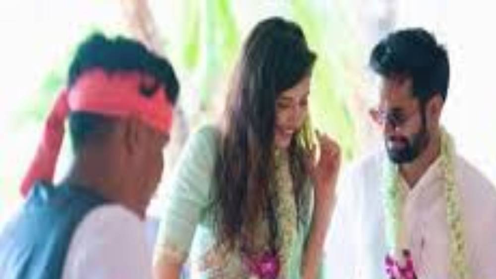 তাঁদের সম্পর্কের দ্বন্দ্ব ধরা পড়েছিল চারুর এক সাক্ষাৎকারেও। সংবাদ মাধ্যমে বলেছিলেন, তিনি জানেন না তাঁরা একসঙ্গে আছেন, না আলাদা আছেন।