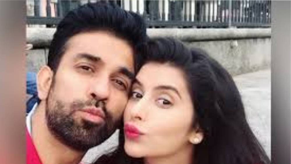 ২০২০ জুড়ে লকডাউনে রাজীব ছিলেন দিল্লিতে। মুম্বইয়ে ছিলেন চারু। সম্পর্কের পরিণতি কী? উত্তরে চারু বলেছিলেন তিনি সব ঈশ্বরের উপর ছেড়ে দিয়েছেন। তাঁর বিশ্বাস ছিল, ঈশ্বরই তাঁকে পথ দেখাবেন।