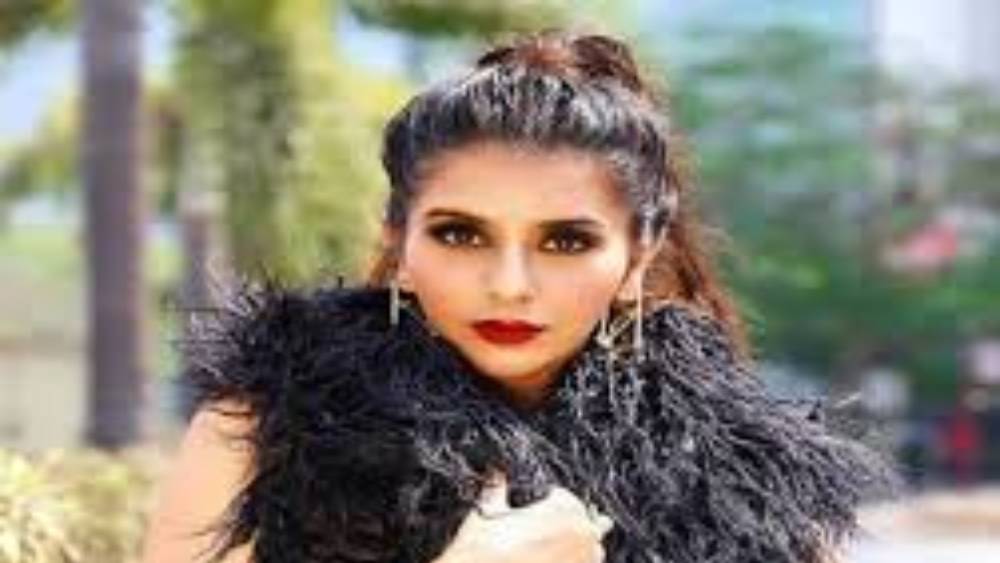 লকডাউনে সকলে যখন তাঁদের পরিবারের কাছাকাছি ছিলেন, তখন তাঁকে ফেলে স্বামীর অন্য শহরে চলে যাওয়া মেনে নিতে পারেননি।