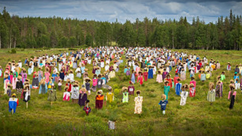 শিল্পী নাকি চান দর্শকই এর জন্য আলাদা আলাদা যুক্তি খুঁজে নিন। পথচলতি অনেক মানুষের মতে যেমন ‘নির্বাক মানুষ’গুলির মুখে কষ্টের ছায়া রয়েছে। অতীতে ঘটে যাওয়া কোনও খারাপ স্মৃতি বয়ে নিয়ে চলেছে তারা।