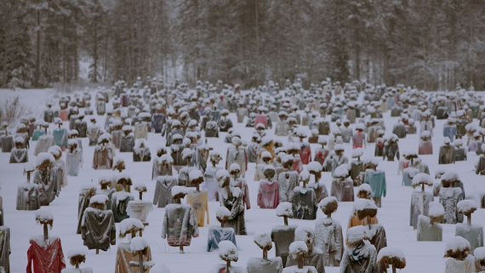 কারও মতে, আগে কাঠামোগুলি রাখা ছিল হেলসিঙ্কি শহরের কাছে লাসিলা নামে এলাকায়। তারপর নাকি সেগুলি নিয়ে যাওয়া হয় হেলসিঙ্কি সেনেট স্কোয়ারে।