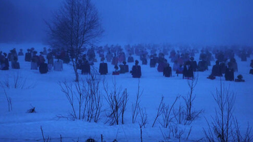 এদের কেন এবং কে এখানে রেখে দিয়ে গিয়েছেন, তার সঠিক উত্তর সকলেরই অজানা। তবে বছরে দু’বার করে তাদের পোশাক বদলানো হয়।