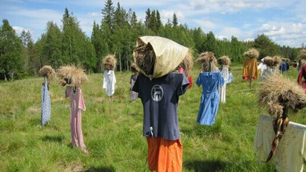 কোনও কাকতাড়ুয়ারই মুখ নেই। দূর থেকে যাতে বোঝা না যায় তাই মাথাটা কাপড় দিয়ে ঢেকে দেওয়া। এ রকম শয়ে শয়ে কাকতাড়ুয়া রাস্তার দিকে চেয়ে দাঁড়িয়ে রয়েছে। কিন্তু কেন?