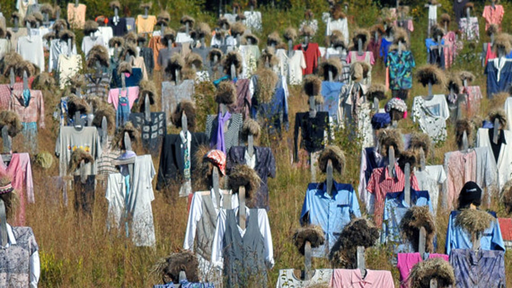 মানুষরূপী এই মূর্তিগুলো আসলে মানুষ নয়। কাকতাড়ুয়া। একটি কাঠের লাঠির উপর খড় জড়িয়ে মানুষের অবয়ব করা হয়েছে। এবং তার উপর রঙিন জামা পরিয়ে হয়ে উঠেছে আস্ত ‘মানুষ’।