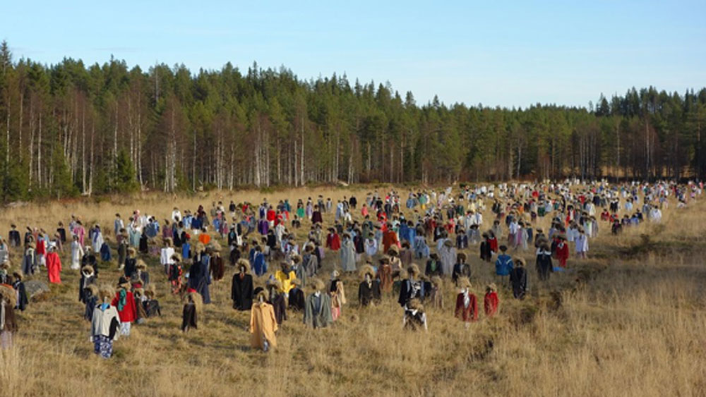 কাঠের পুতুলের মতো রাস্তার দিকে তাকিয়ে কিসের অপেক্ষায় যেন দাঁড়িয়ে রয়েছে তারা! দিনরাতের কোনও ভ্রুক্ষেপ নেই। সূর্য ডোবার পর ওই রাস্তায় যেতে গিয়ে অনেকেই শয়ে শয়ে এই ‘মানুষ’ দেখে ভয় পেয়ে যেতে পারেন। কারা এরা?
