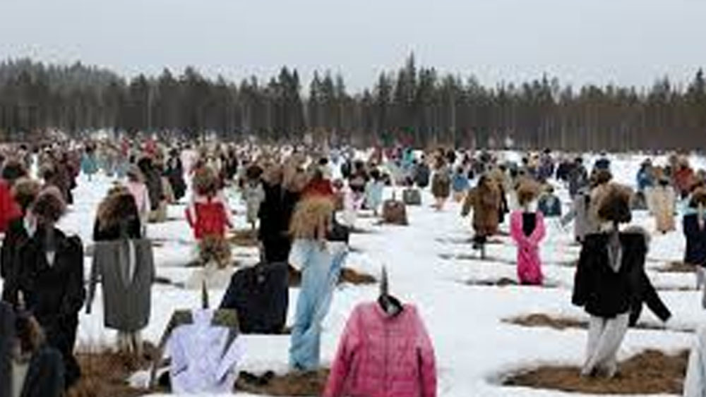 এই এলাকার ৫ নম্বর হাইওয়ের ধারে এমন একটি জায়গা রয়েছে যেখানে আজীবন দাঁড়িয়ে থাকে শয়ে শয়ে ‘নির্বাক মানুষ’! যাঁদের আপাদমস্তক রঙিন কাপড়ে মোড়া। মুখটাও ঠিক দেখা যায় না। স্থির হয়ে দাঁড়িয়ে থাকে তারা!