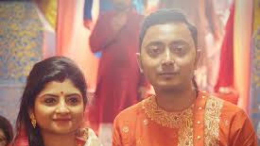 জ্যাংরা এলাকার বাসিন্দা দেবরাজ। অদিতি থাকেন বাগুইহাটিতে। কাছাকাছি এলাকায় দু’জনের বাড়ি হলেও বিয়ের আগে বিশেষ পরিচয় ছিল না তাঁদের। দুই পরিবারের পছন্দ ও সম্মতিতে সম্বন্ধ করা বিয়েতে গাঁটছড়া বাঁধেন দেবরাজ-অদিতি।