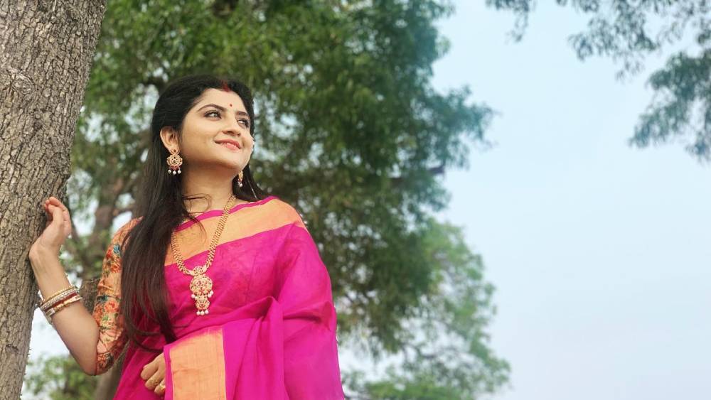 ছোট থেকেই পড়াশোনার তুলনায় তাঁকে বেশি আকর্ষণ করত গানবাজনা। দমদম পার্কের আদর্শ বিদ্যাবীথিতে তাঁর স্কুলজীবন শুরু। এর পর অন্নদাসুন্দরী বালিকা বিদ্যালয়। উচ্চমাধ্যমিক পাশ করেন কৃষ্ণপুর আদর্শ বিদ্যামন্দির থেকে।