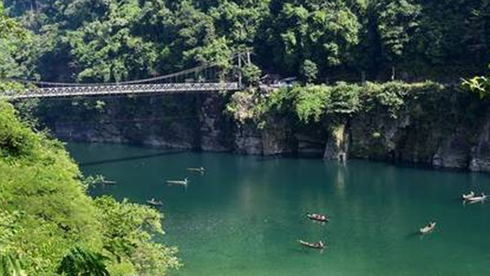 এই ঝুলন্ত সেতুও পর্যটকদের কাছে খুবই আকর্ষণীয়। সেতুর মাঝ বরাবর পৌঁছলে এশিয়ার পরিষ্কারতম এই নদীর জলের স্বচ্ছতা আরও ভাল ভাবে উপভোগ করা সম্ভব।