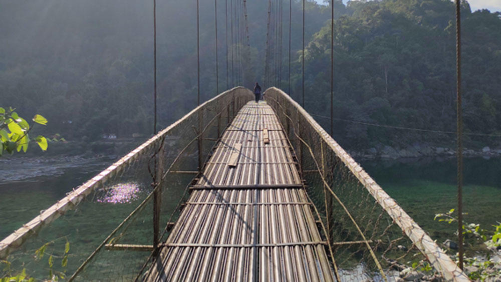 পাহাড়ি নদী হওয়ায় এর গভীরতা খুব বেশি নয়। গভীরতা মাত্র ১৫ ফুট। নদীর উপর দিয়ে একটি ঝুলন্ত সেতুও রয়েছে যা নদীর দু’দিকের দুই পাহাড়ের মধ্যে সংযোগ স্থাপন করেছে।