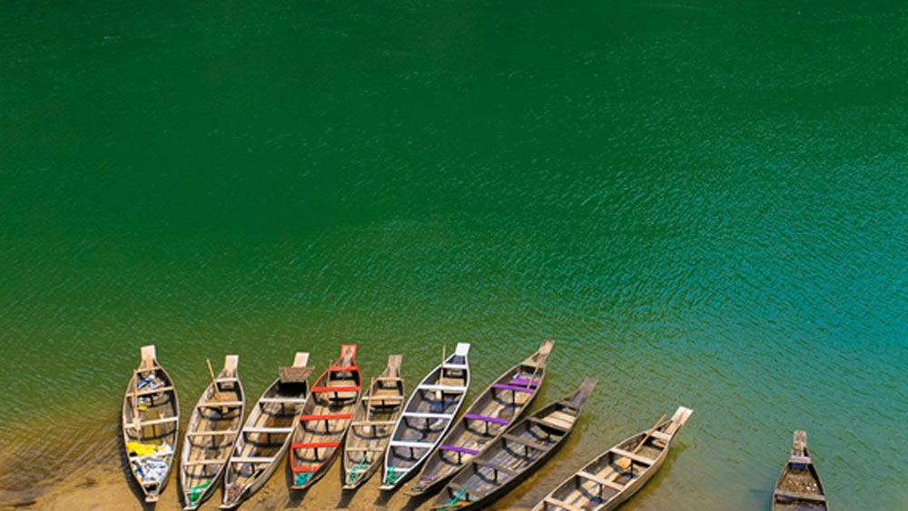 জায়গাটিকে দূষণমুক্ত রাখার আপ্রাণ চেষ্টা করে চলেন গ্রামবাসীরা। এই গ্রামে যেমন প্লাস্টিকের ব্যবহার একেবারেই নিষিদ্ধ।