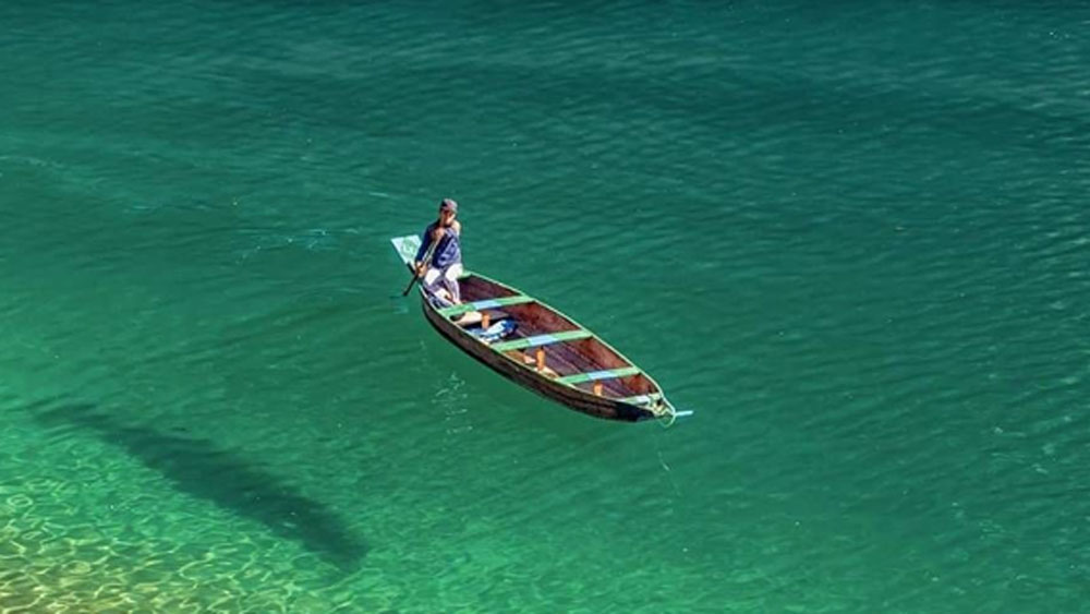 কেন এই নদীর জল এতটা স্বচ্ছ? দূষণমুক্ত হওয়ার কারণেই জল এতটা স্বচ্ছ নদীর। একই ভাবে মাওলিননং নামে যে গ্রামের মধ্যে দিয়ে নদীর বয়ে গিয়েছে। সেই গ্রামেও কোনও দূষণ নেই বলা যেতে পারে।