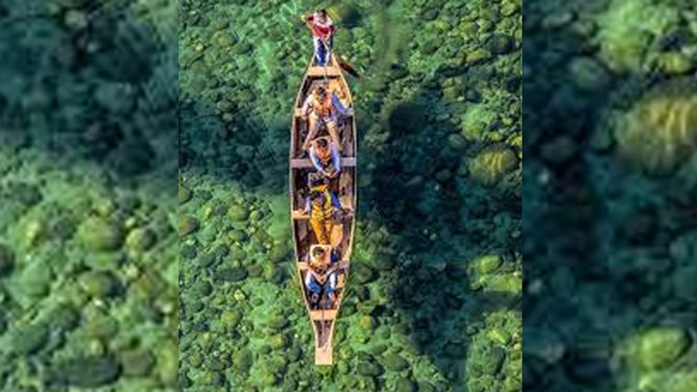 এই নদীর জল এতটাই পরিষ্কার যে উপরে কোনও নৌকায় ভেসে যাওয়ার সময় তলদেশের নুড়ি-পাথরও পরিষ্কার দেখতে পাওয়া যায়।