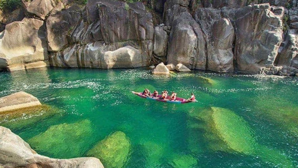 শুধু ভারত কেন সারা এশিয়াতেও দেখা মিলবে না এত স্বচ্ছ জলের কোনও নদীর। নাম উমনগোট নদী।