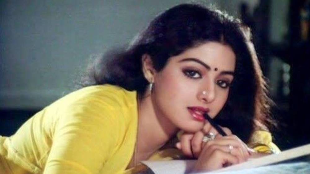 প্রযোজকদেরও বলে দিতেন শ্রীদেবী। অমিতাভ বচ্চন নায়ক হলে সেই ছবিতে নায়িকা হিসেবে খুব বড় ভূমিকায় অভিনয়ের সুযোগ না থাকলে, তিনি কাজ করবেন না।