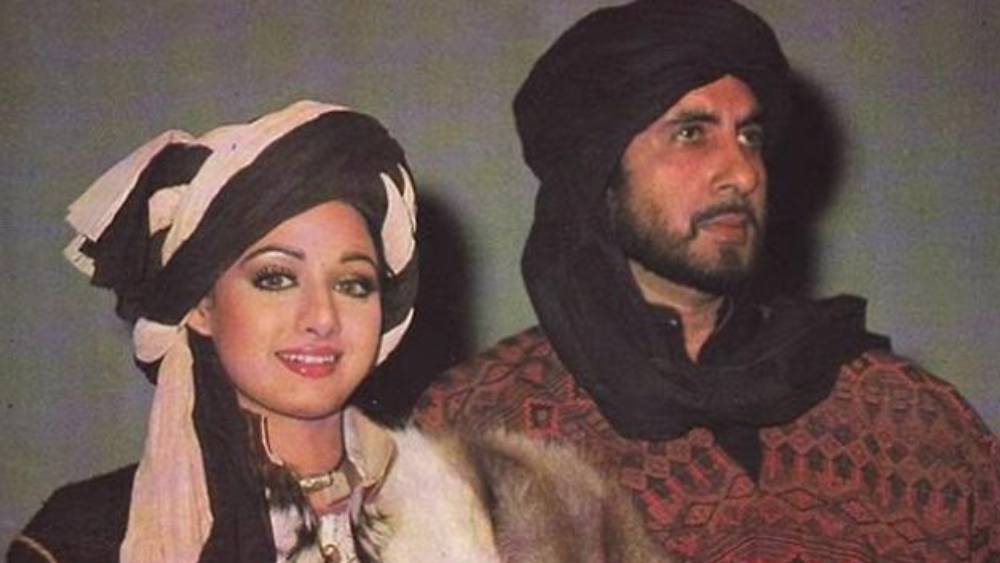 শ্রীদেবীকে রাজি করাতে অমিতাভ নিজে গিয়ে তাঁর সঙ্গে কথা বললেন। শ্রীদেবী তাঁর প্রস্তাবের উত্তরে দু’টি শর্ত রাখেন। তাঁর শর্ত ছিল, চিত্রনাট্যে নায়িকার ভূমিকাকে নায়কের ভূমিকার সমতুল্য করতে হবে। পাশাপাশি, অমিতাভের সমান পারিশ্রমিকও দাবি করেন শ্রীদেবী।