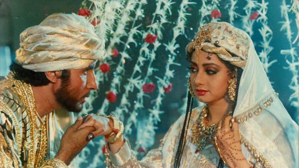 কিন্তু শ্রীদেবী দ্বৈত চরিত্রে অভিনয় করায় ছবি থেকে বাদ পড়েন শাহিন। শোনা যায়, শ্রীদেবীর জন্য ছবির সেটে এক ট্রাকভর্তি ফুল পাঠিয়েছিলেন বচ্চন। তাঁর এই আচরণ শ্রীদেবীর মন ছুঁয়ে গিয়েছিল।